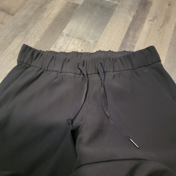 Lululemon on the fly crop 23" woven size 6 - Picture 5 of 7